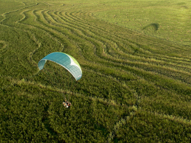 Paramotor volando sobre campos en Entre Ríos